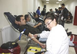 Kan bağışı için kuyruğa girdiler